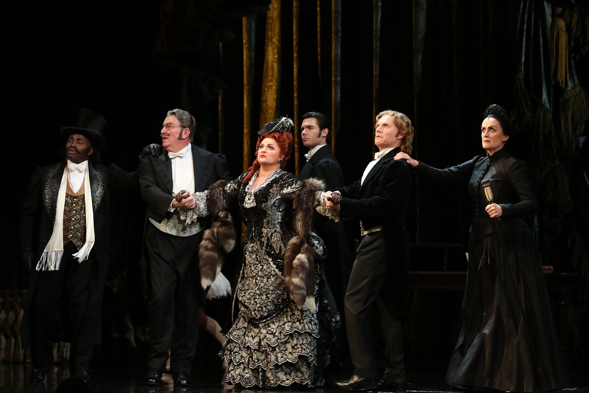 谈谈对文学作品哈姆雷特第三幕第一场的最后哈姆雷特说到让奥菲莉娅帮他忏悔他的罪孽请问他的罪孽是什么