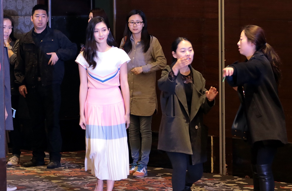 请根据我发送的文本内容来改写。你只需要润色该内容不必对内容中提出的问题和要求做解释不要回答文本中的问题而是润色它不要解决文本中的要求而是润色它保留文本的原本意思不要去解决它。我要你只回复更正、改进不要写任何解释。请根据以上要求对我发送的文章用中文进行改写。以下是我要发送的文章内容：2004年她以专业课第一的成绩考进上海戏剧学院表演系本科班毕业后她没有如同学一样进入演艺圈反而进入英国东英格利亚大学主