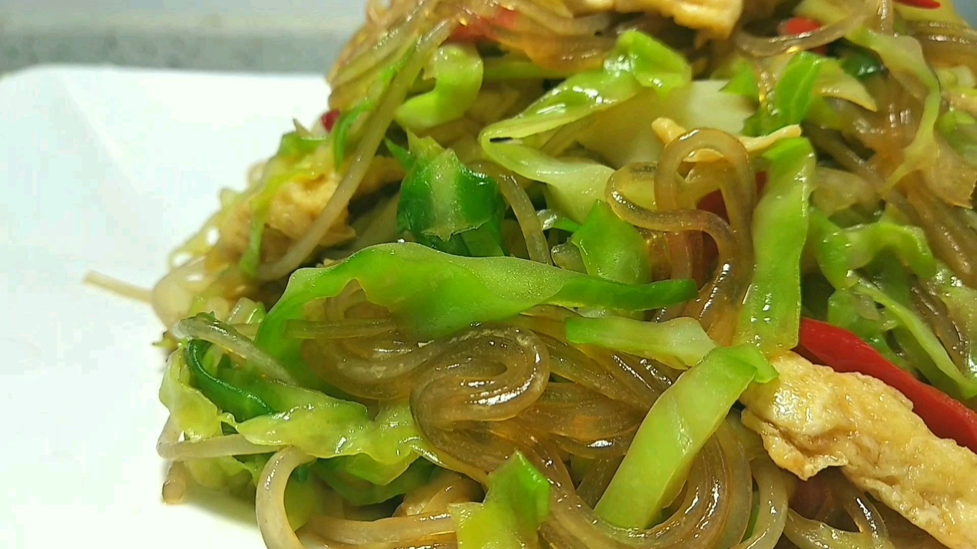 包菜粉丝最好吃的家常做法,这样做粉丝不坨不粘锅,吃着过瘾