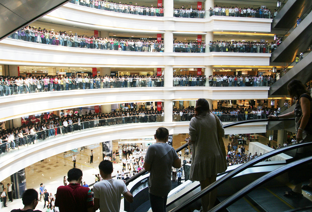 2009年8月30日,石家庄,郭富城来到石家庄市先天下购物广场为所代言的