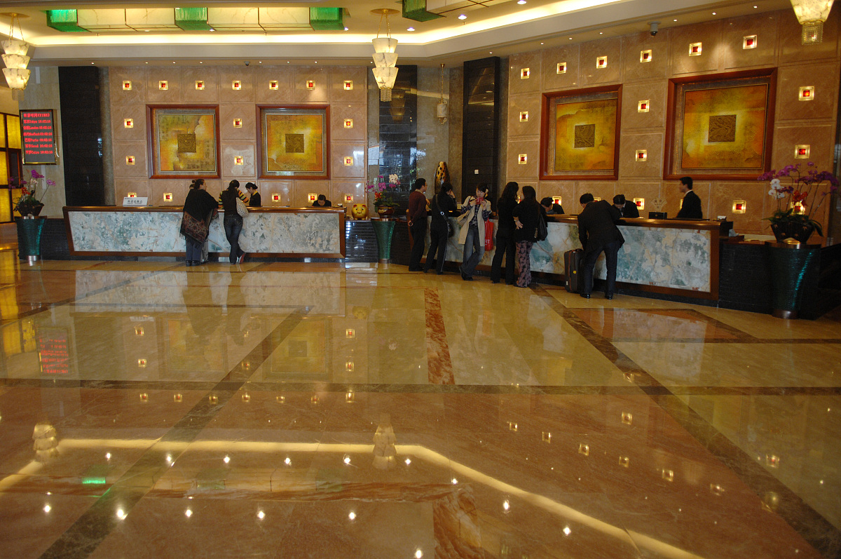其中自助餐菜品品种丰富且口味多样能更好地满足不同客人的餐饮需求。因此对于世纪金源大饭店来说自助餐的质量提升是不可或缺的。把主体从自助餐相关内容换成前台服务相关内容