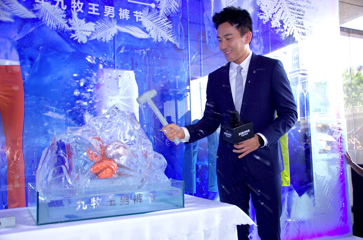 "好爸爸"刘恺威亮相武汉西装革履帅气逼人  遭阿姨粉围堵大方送抱抱