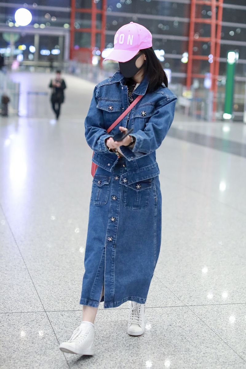 2019年3月26日,北京,黄圣依现身机场.黄圣依机场街拍. 品牌:b+ab牛仔