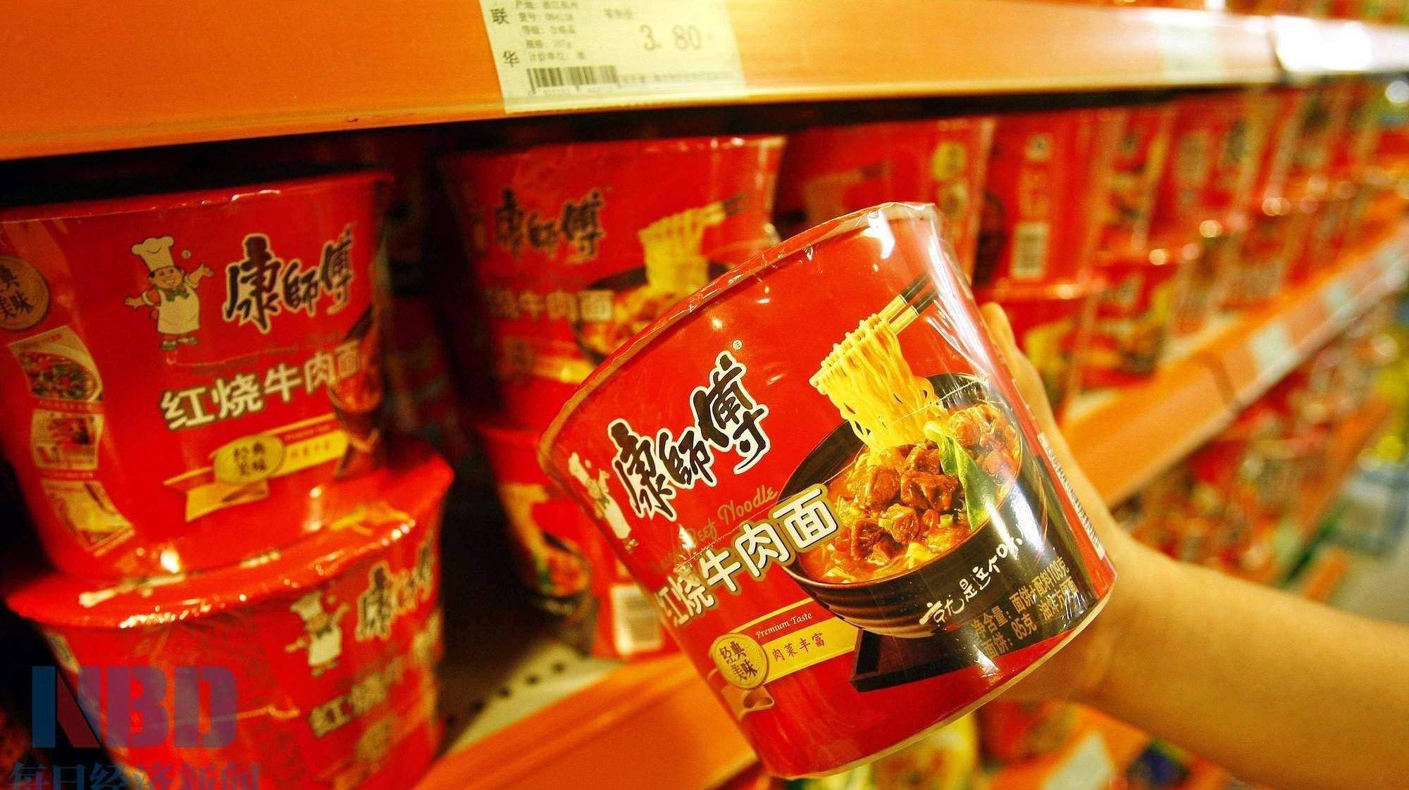 为什么桶装方便面,要比袋装卖的贵?今天终于知道背后差别了