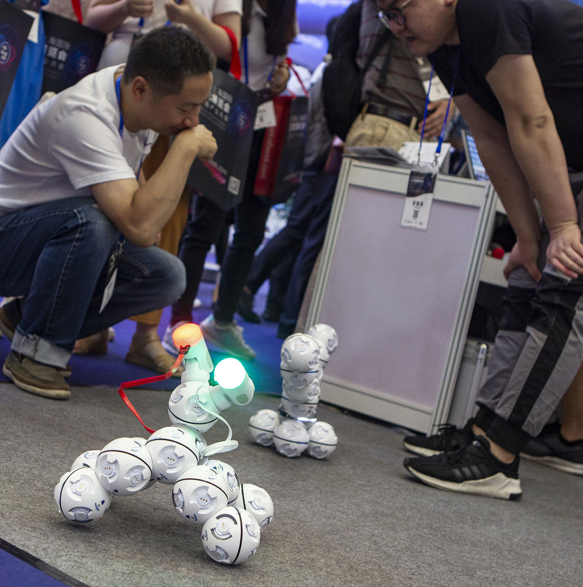 科技产品棉花糖机器人、无人机、AI编程玩具车等科技节活动走进公园请写一个活动概述。