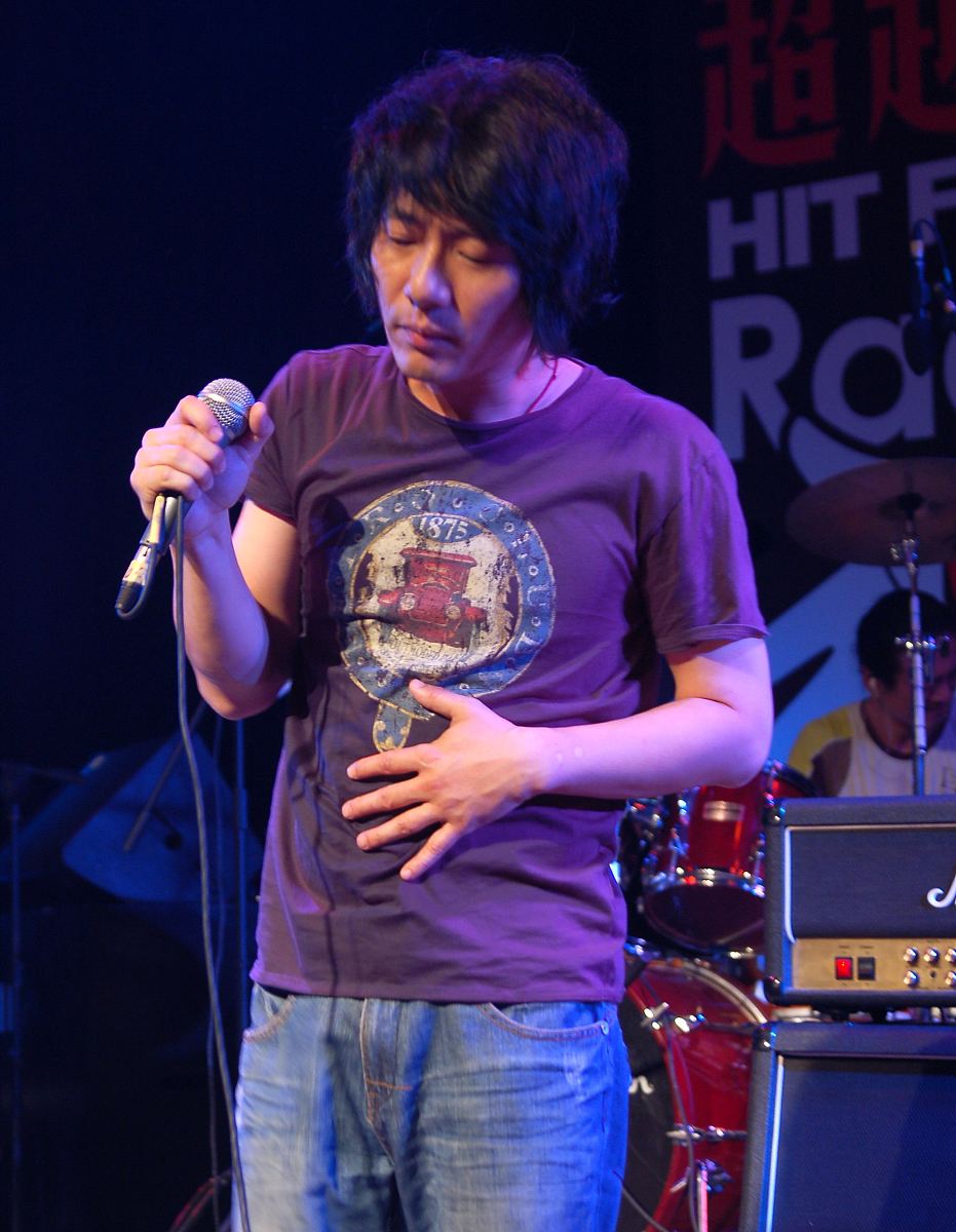 2008年5月22日,北京,"超越那一天"赈灾演唱会举行.郑钧+++_+++超越那