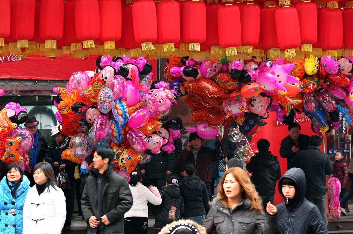 ***_***2010年2月15日,江苏南通市南大街商业街上人潮涌动.新春佳节,