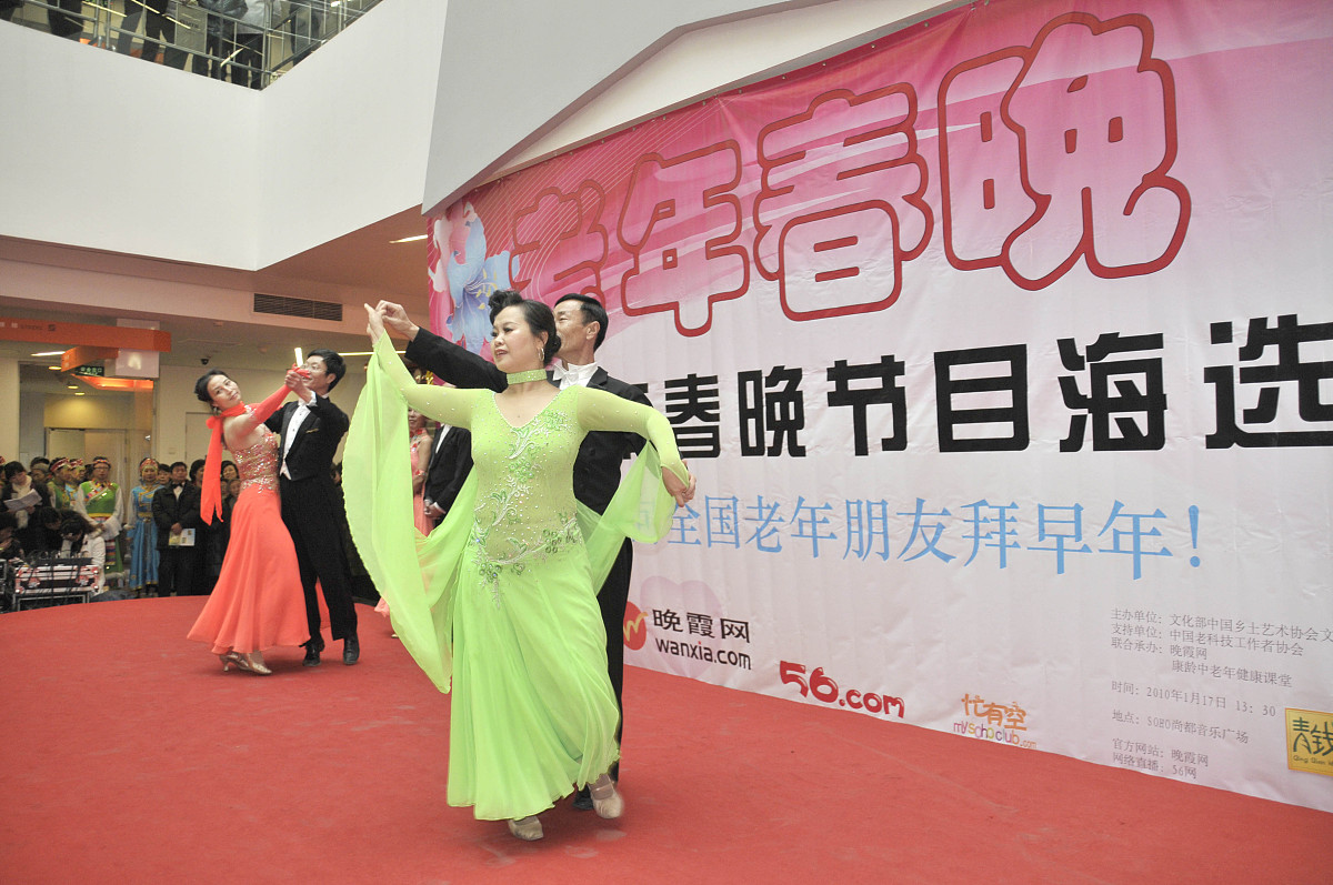 给老年人送去演出节目，如何加油打气？