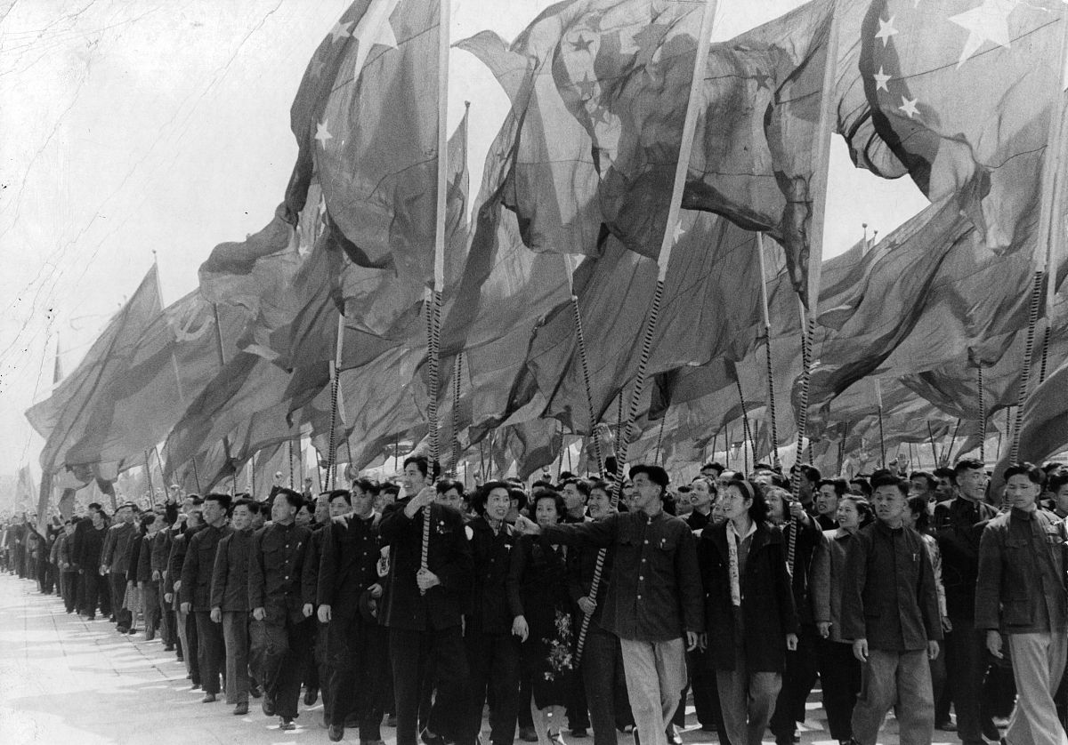 从百年党史、新中国史、改革开放史等中自由选择你最感兴趣的红色故事用文字讲出来