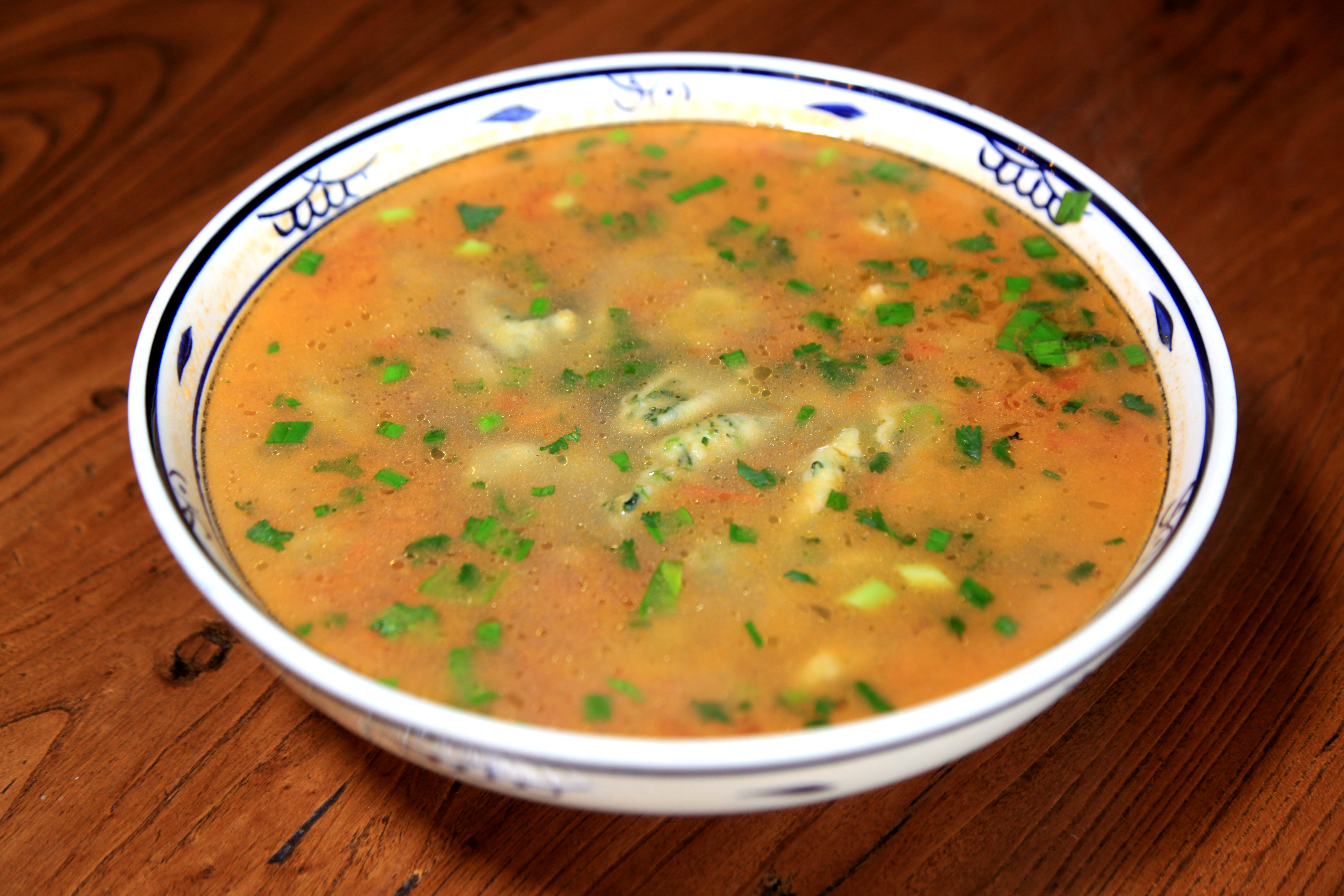 大厨做的菠菜面鱼真是一绝,营养好吃,制作过程熟练有范