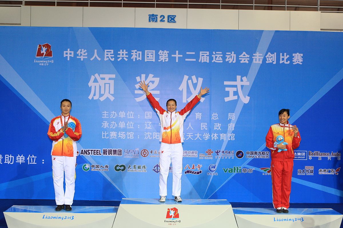 简述体育竞赛的社会效益①展示国家和城市的形象、人民群众的精神面貌； ②丰富文化生活，充实休闲娱乐活动，满足人们身心健康的需要、促进社会和谐 ③激励为国争光，弘扬团结互助、不怕困难、顽强拼搏、乐于奉献的精神； ④促进对外交流，增进相互了解和友谊。 每一项稍微展开一点内容