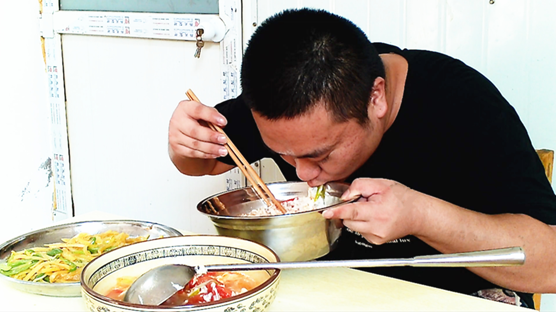 宿州小根哥:做家常菜青椒土豆丝,配上一锅西红柿鸡蛋汤泡饭到味