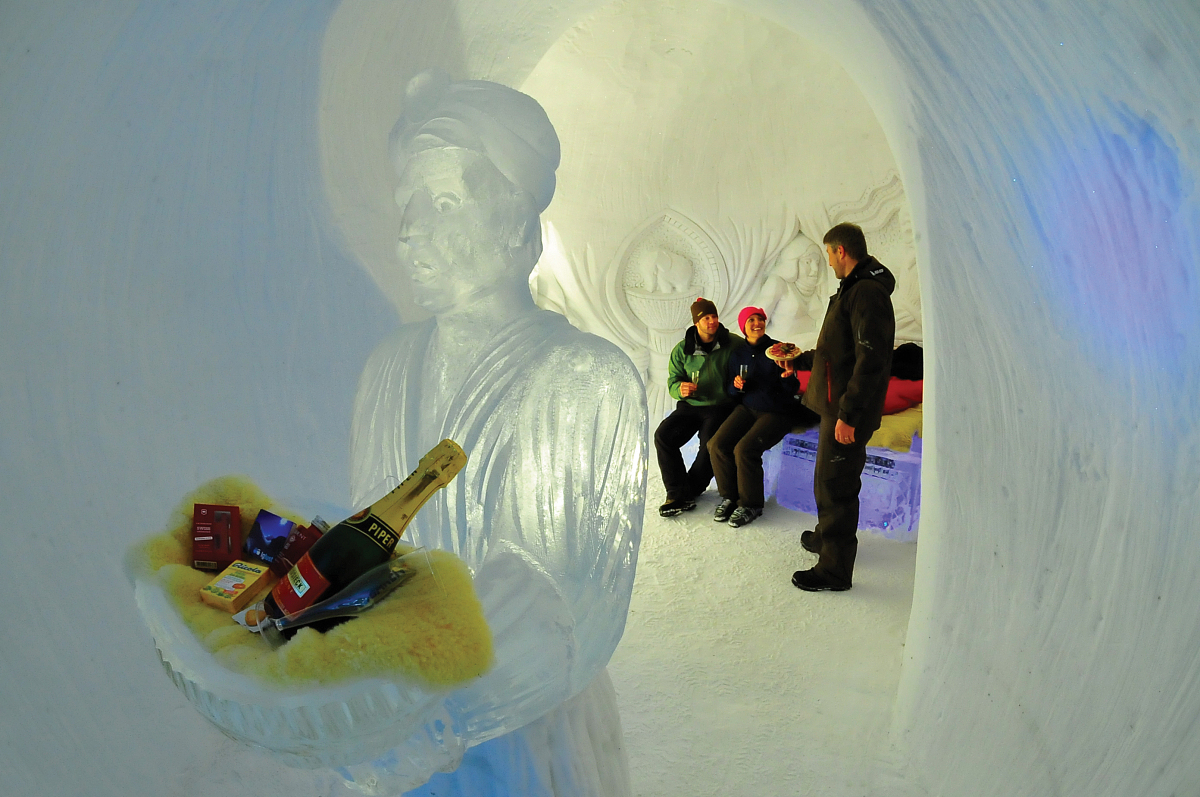 2014年12月4日消息(具体拍摄时间不详),坐落在瑞士高山上的"冰雪酒店"