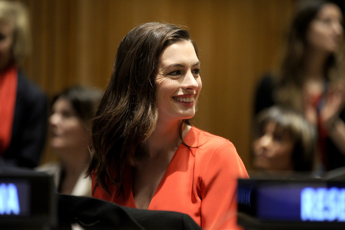 当地时间2017年3月8日,纽约,安妮·海瑟薇(anne hathaway)现身托管理