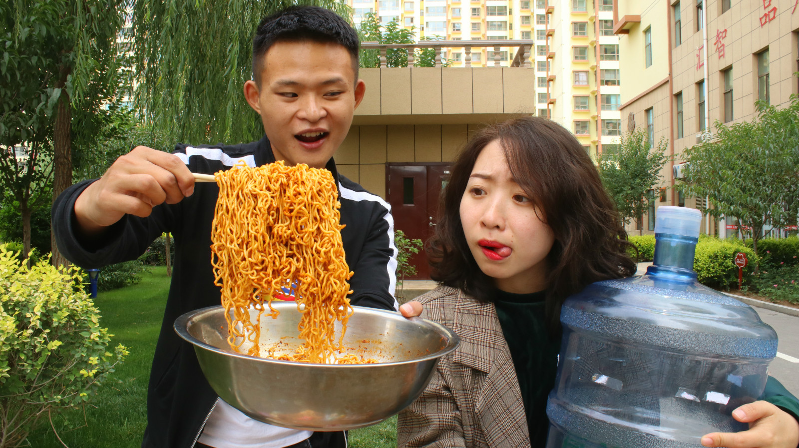 弟弟骗姐姐喝大桶饮料,自己却吃咖喱面,什么情况