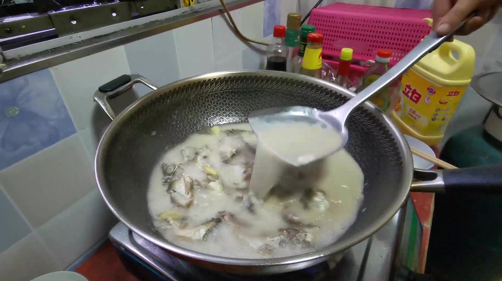 鲫鱼汤最正宗的做法,锅盖一揭开,奶香扑鼻,一口气喝三碗!