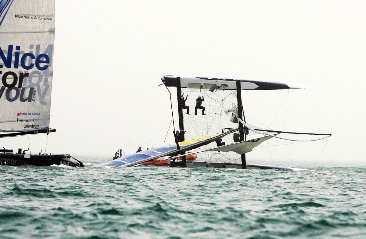 朋友：Well I was distracted by having someone hit my jet ski I was parked at beach and relaxing Hard to watch through a screen to see dolphins yell at the guy who hit my ski and see the sailboat A lot ha