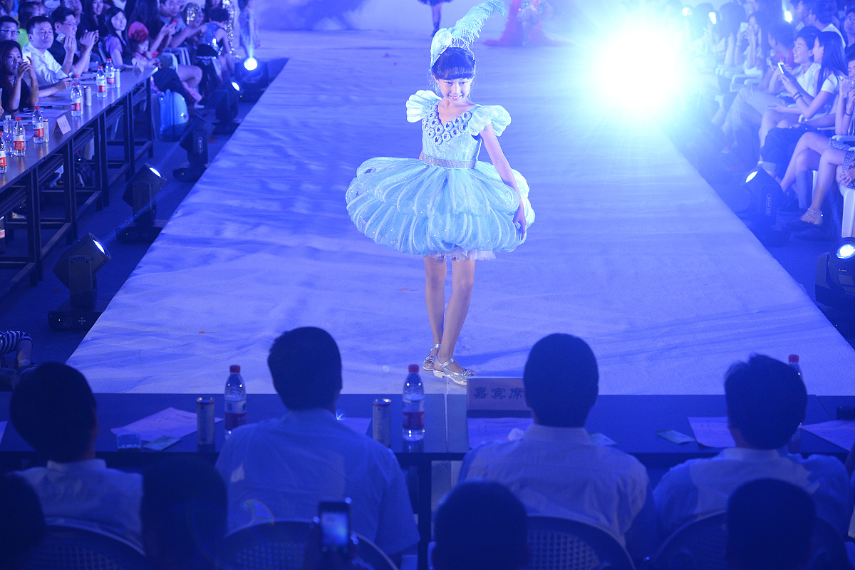 帮我下面这段话同义改写这次毕业设计可以圆满的完成离不开导师、朋友、同学、家人的帮助。经过几个月的努力本论文在罗正军老师的指导下完成了从开始论文选题到系统的实现再到论文文章的实现每走一步都是对自我的考验从一无所知到一步步地探索再到完成论文老师对我的论文指导是严谨认真负责的态度提供科学合理的建议让我在迷茫中看到希望。掌握了基本研究方向在真正实践的过程中发现并没有那么简单在写作中遇到了很多的困难和障碍思