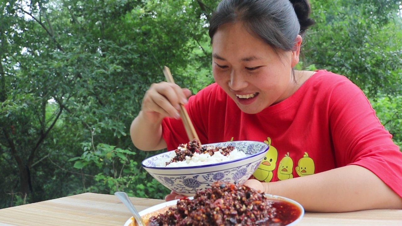 胖妹秘制香辣牛肉酱,越嚼越香,超下饭,还吃的嘴角流油,看饿了
