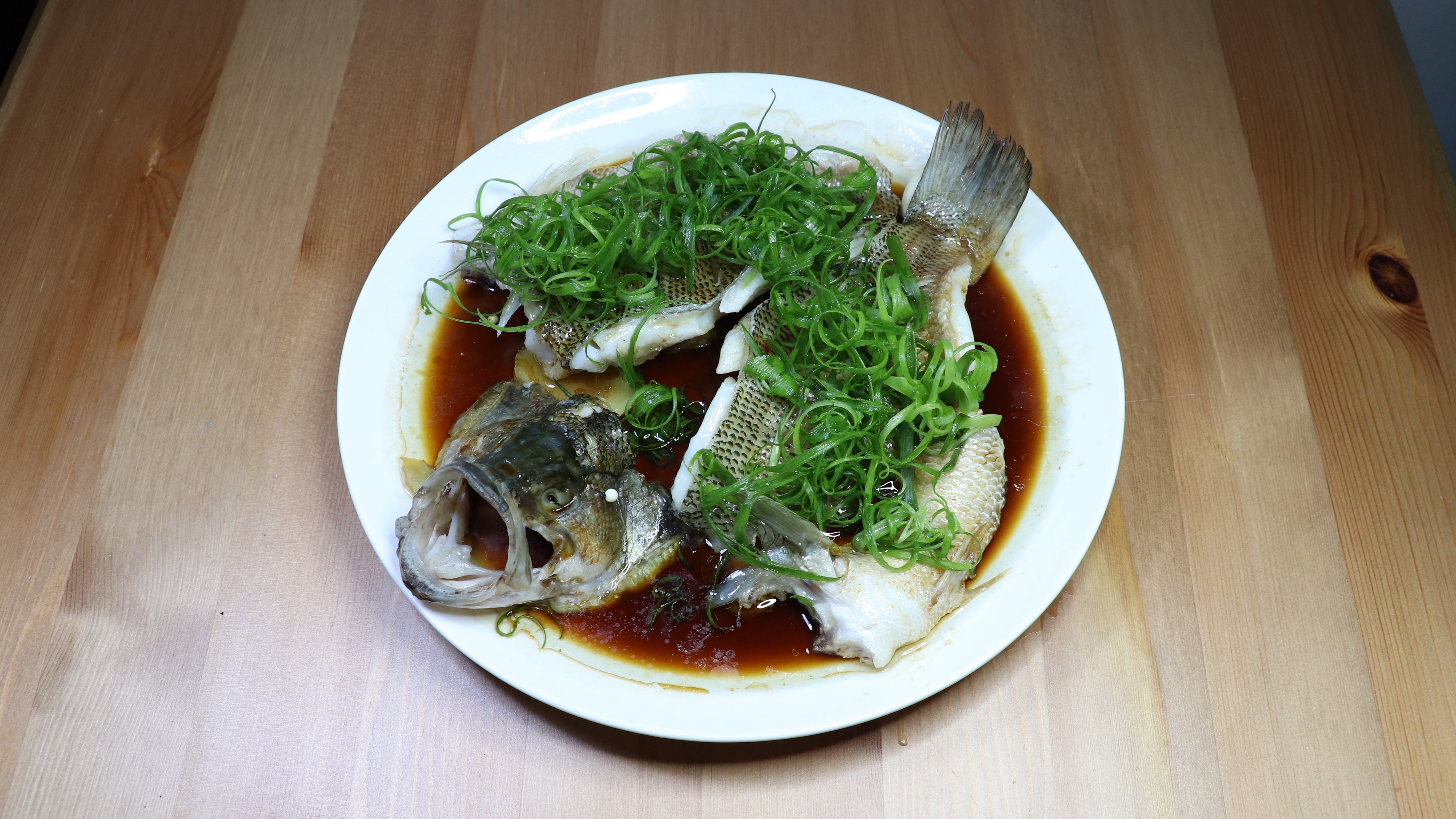 做法简单的高颜值硬菜,清蒸鲈鱼,味道鲜美,色香味形俱佳