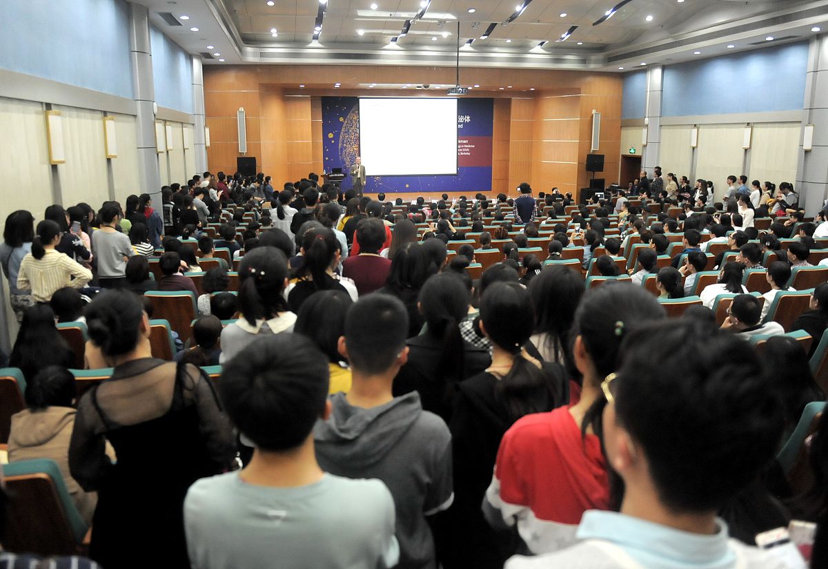 走道的长度：走道的长度主要是根据建筑物的使用要求、平面布局以及防火和采光等要求确定的走道的采光和通风单固走道可直接采光，易获得较好的采光通风效果。中间走道的采光和通风较差，常用的解决方法有走道两端开宙宜接采光;利用门厅、过厅及开敞的楼梯间和房间来采光道两刨壤上开高宙及门上设亮子来解决采光和通风问题。改写这段话查重率低于20%