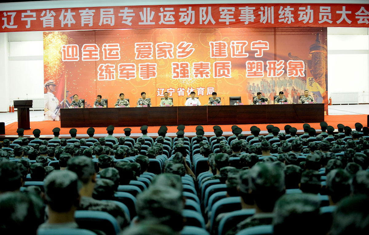 毕业典礼演讲稿 1000字 高一经历了的军训是我最难忘的 校园生活 篮球 运动 食堂 美食 学生换了一批又一批但是依旧充满活力 与大家产生共鸣