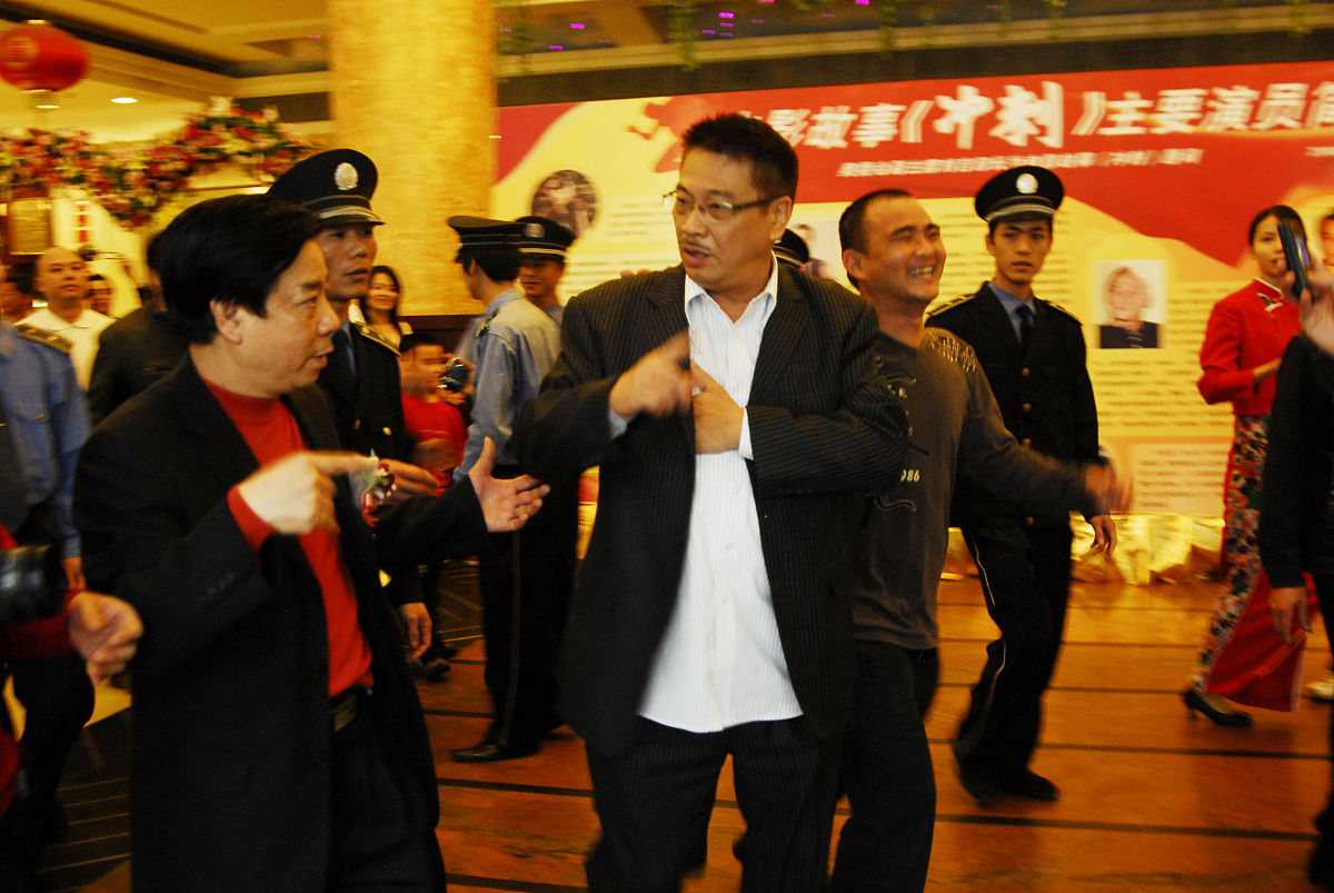 你好你现在是一位非常有才华的设计师现在有一款精华补水控油精华的液体是黄色的这个产品专门为学生党研发请你为它取一个昵称吧三个字的要可爱的、适合学生的突出青春的感觉有奋斗励志的寓意像小棕瓶一样的昵称