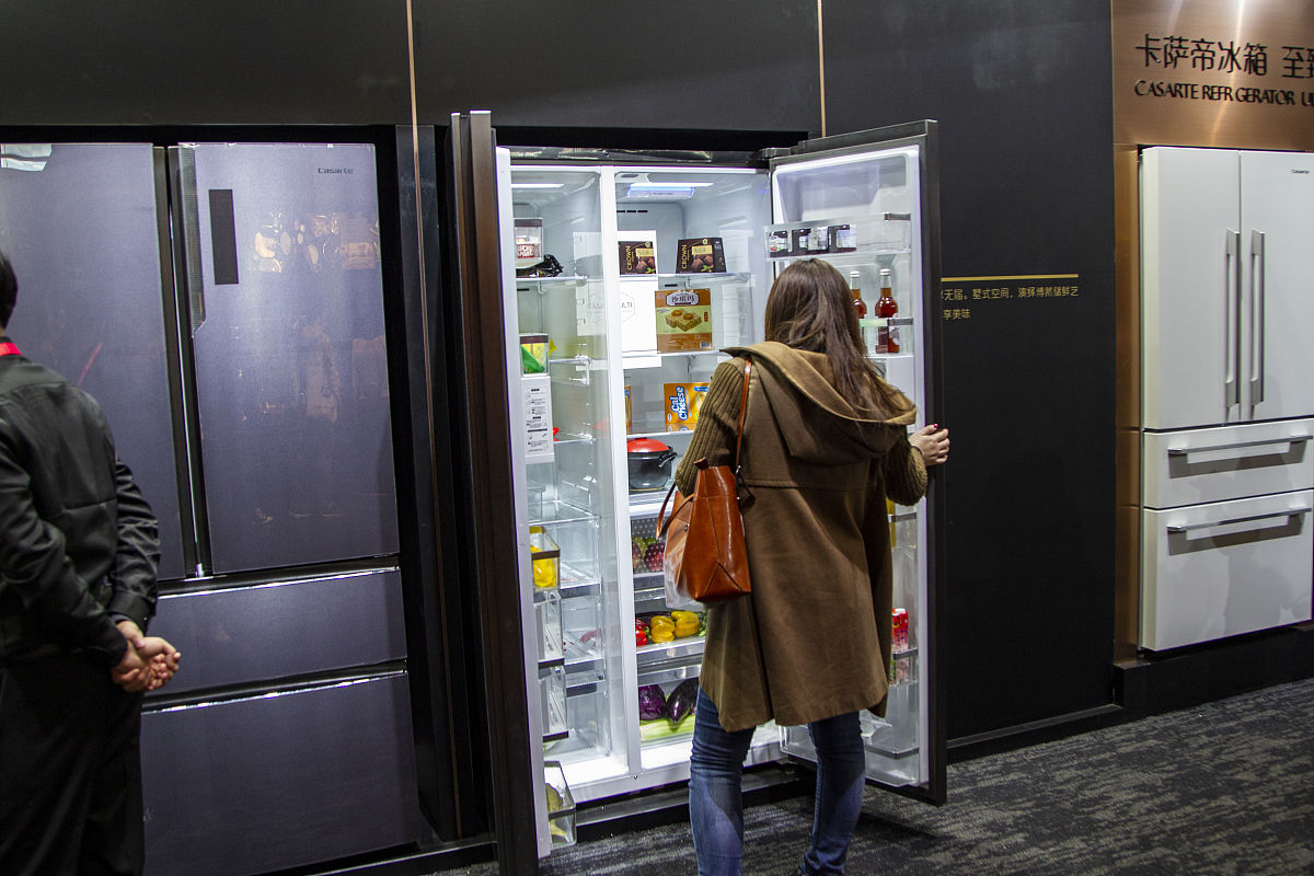 冰箱PL？：杜总刚才提到了近3年来在日本市场上市了12个平台56个型号的高端产品其中7个平台25款超大型冰箱研发效率及上市速度在日本首屈一指。这背后的原因最核心的我认为是协同越来越高效具体来说就是围绕满足用户需求进行产品的企划研发、上市之前的倒排期、排单、卖点、销售启动、服务支撑等全流程的协同明白自己提前做什么并做到无缝对接从而实现市场不缺货工厂不缺单、流程无断点、费用要最低。比如研发原来AQUA