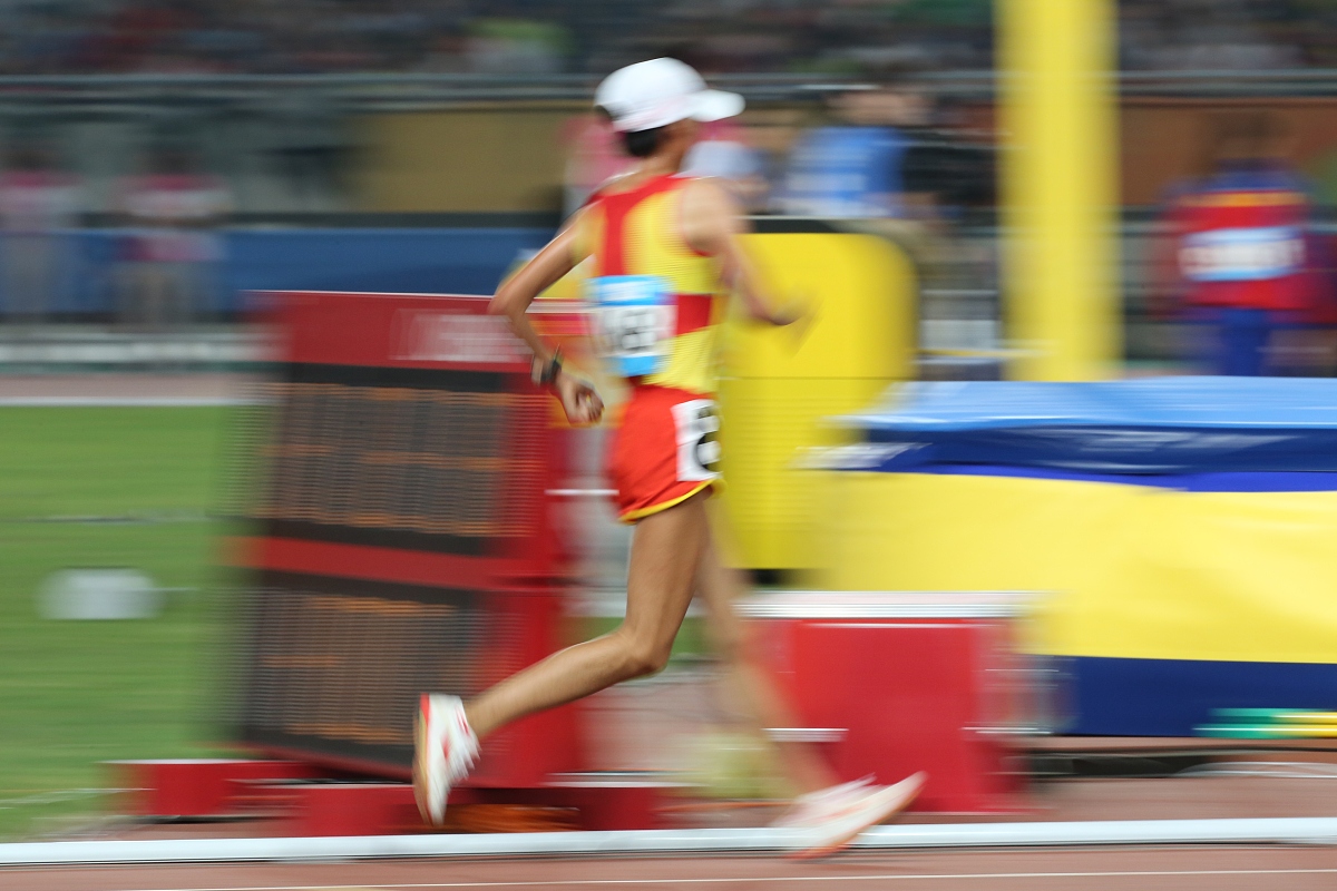 女子三千米加油稿：致敬坚持与力量！