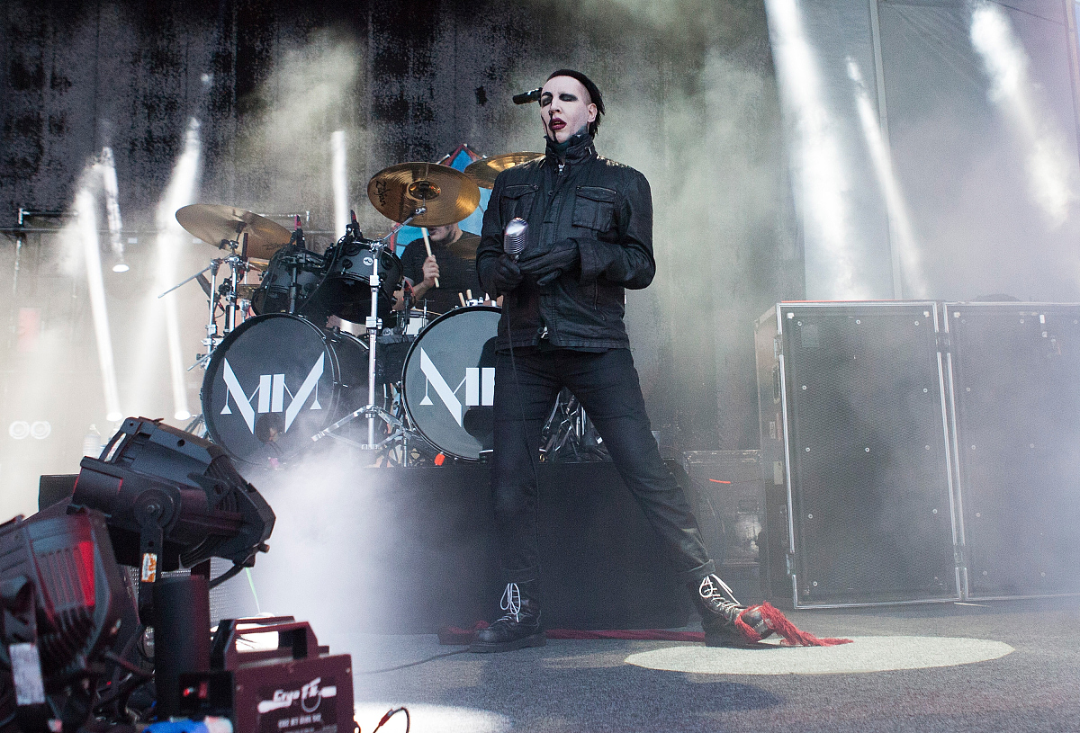 请以daft punk的成员Thomas的谦逊口吻打一下招呼