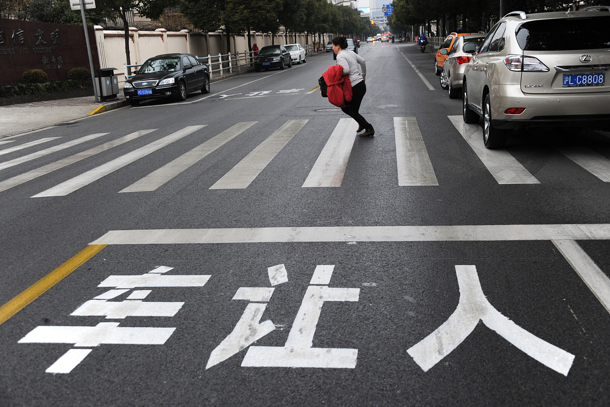 ***_***2012年02月20日,上海,杨浦区国定路特定路段的斑马线前,漆画了