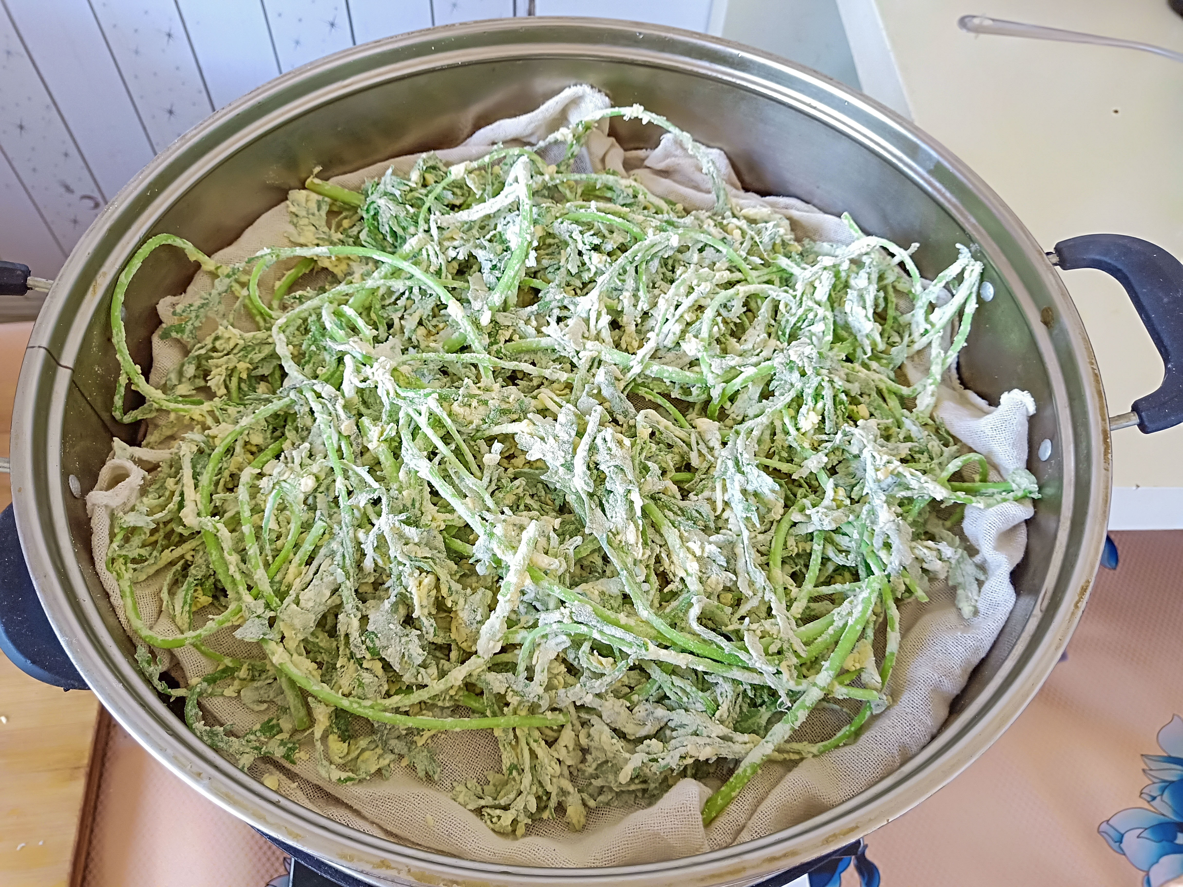 茼蒿蒸的吃太香了,我家一周至少吃4次,营养美味,比吃肉还解馋