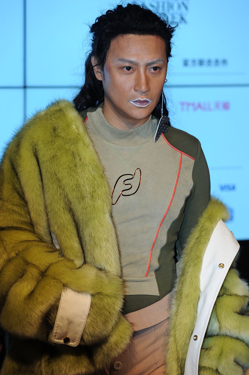 2019年4月2日,上海,2019上海秋冬时装周,<strong>明星</strong>亮相 f/ffffff 品牌秀场.