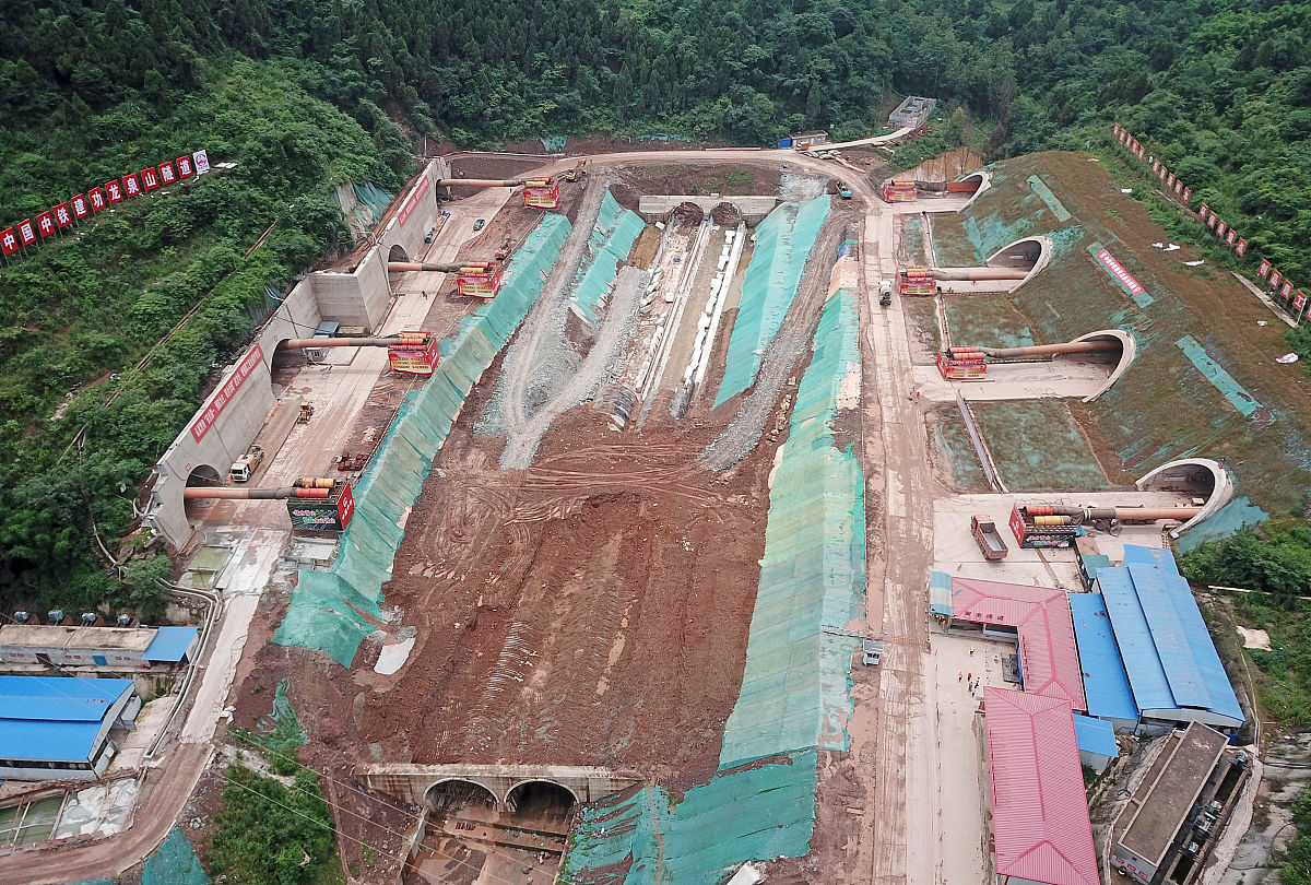 2019年6月27日,四川省成都市新机场高速龙泉山隧道,施工中的龙泉山1号