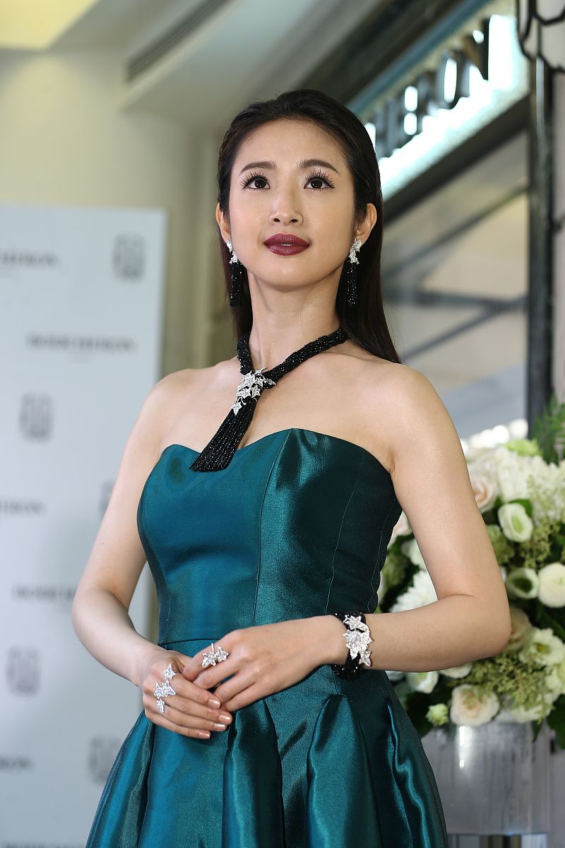 2018年6月27日,台北,林依晨出席高级珠宝百货专柜开幕剪彩活动.林依晨