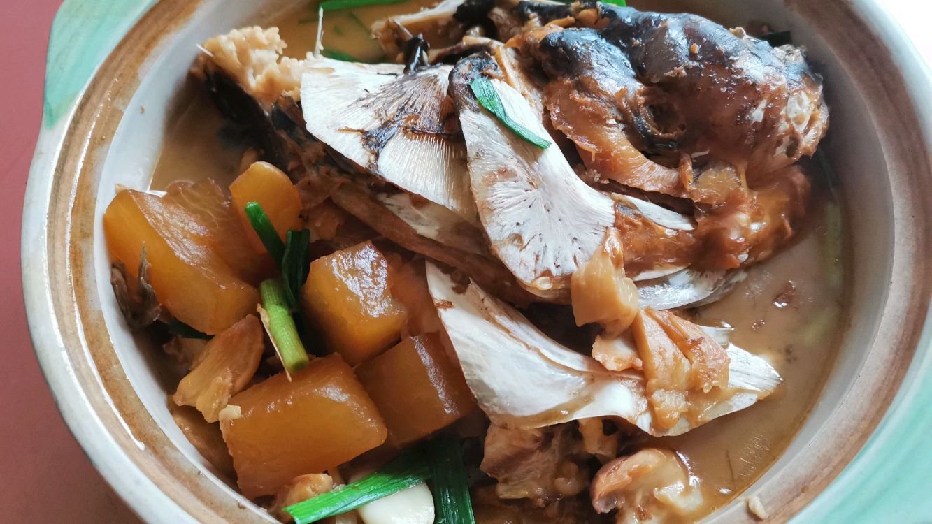 红烧鱼头炖萝卜,鱼肉鲜嫩萝卜入味,这样做全家人吃美了