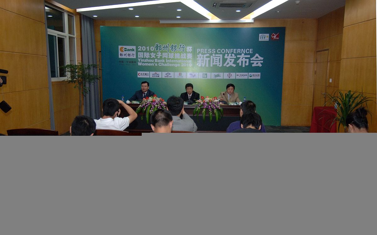 按照如下格式：杨春媛四川中小城市对外贸易创新发展探究J合作经济与科技20231171-73转换如下文献：1Chalmers K Hay D & Khlif H 2019 Internal control in accounting research A review Journal of Accounting Literature 42 80-103 2Douglass A Farías M