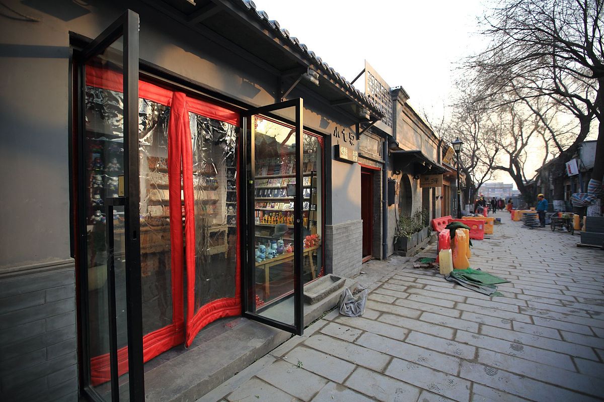 2016年12月7日,北京,南锣鼓巷的业态转型和风貌保护工作正在进行.***_