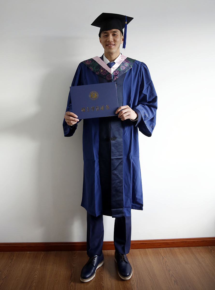 将这段话进行改写要求语义通顺。该生能完成毕业论文中规划的内容并且达到了运用所学知识解决研究中的问题的要求通过毕业设计可以看出该生具有一定的独立工作能力。该论文整体框架符合要求功能设计合理实验结果准确图表清晰可视化结果直观。在毕业论文内容汇报过程中该同学表达准确思路清晰讲解具有条理性。在答辩过程中该生能恰当回答有关问题。根据该生论文质量与答辩中的表现答辩小组经过讨论同意通过毕业答辩。