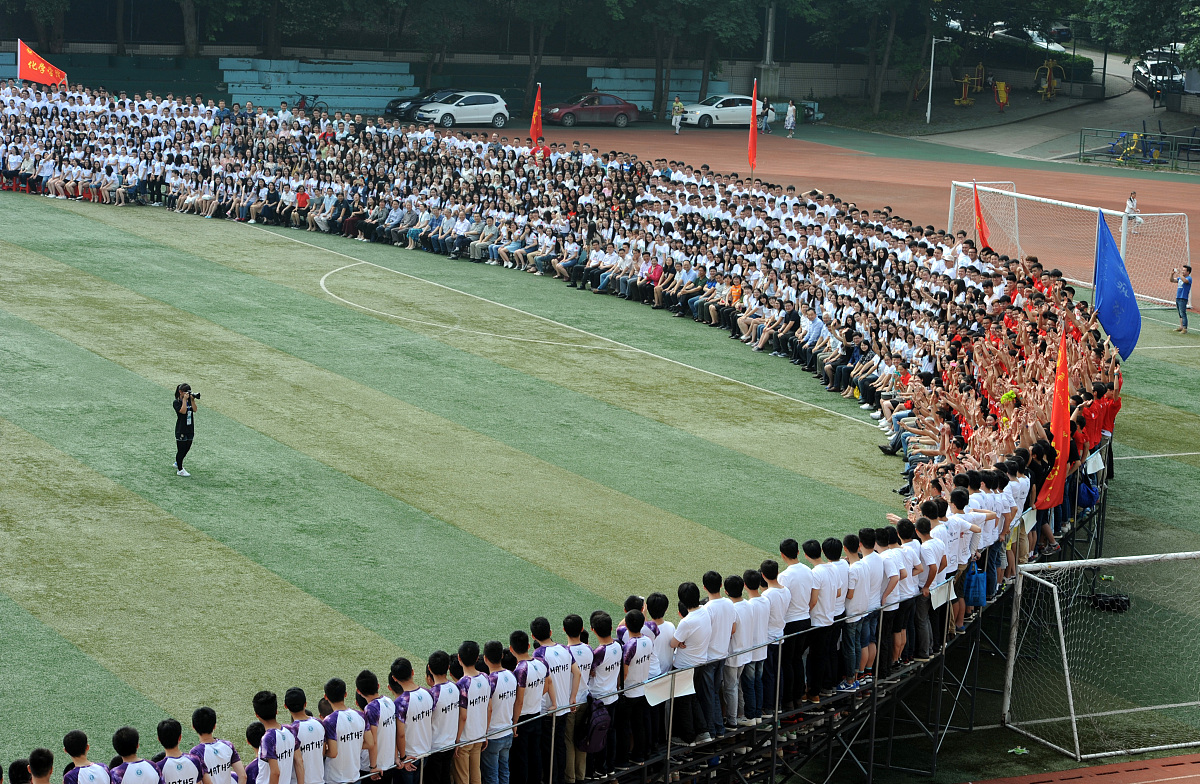 2016年6月6日,湖北省武汉市,华中师范大学2016届4500名毕业生与学校老
