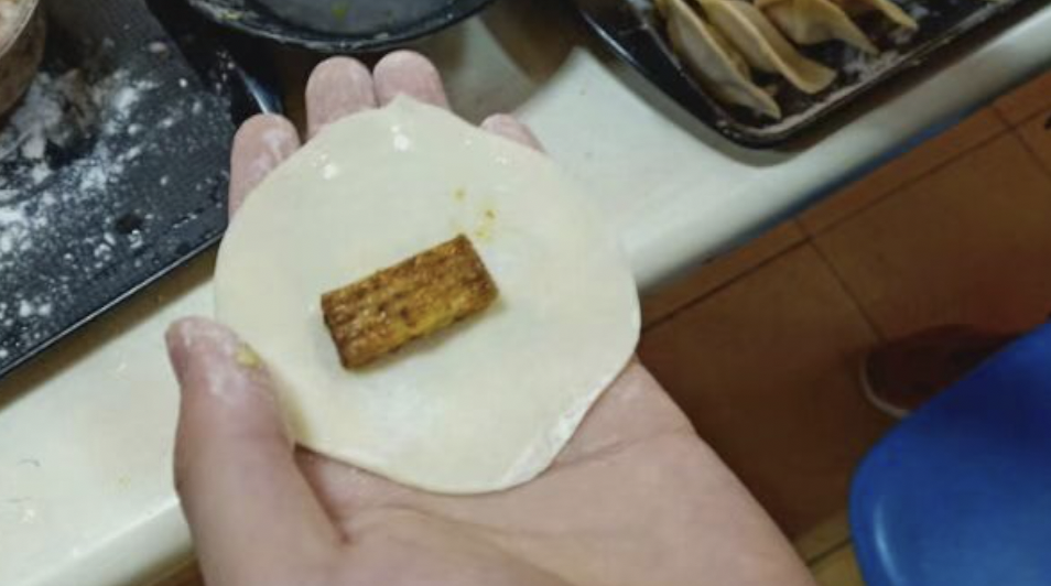 会玩!高校迎冬至包饺子,学生用辣条大蒜当馅