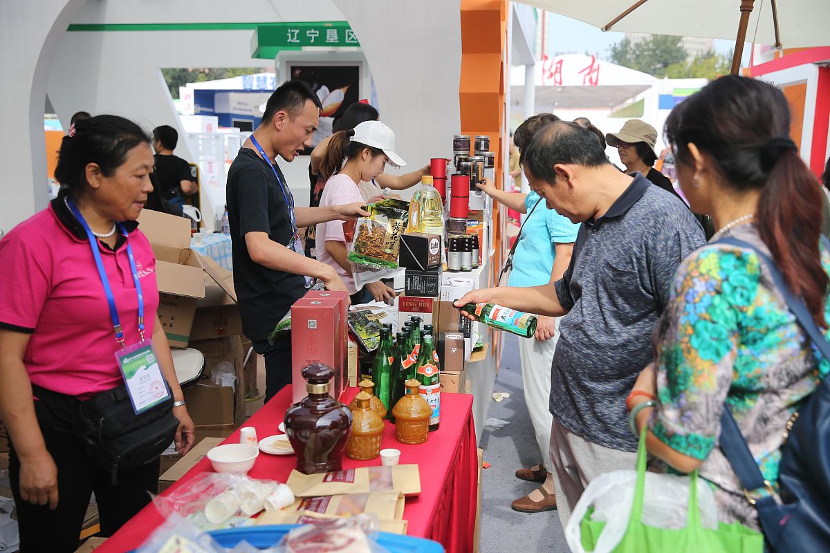 2017年9月24日,北京,市民在北京全国农业展览馆交易会上"淘宝".