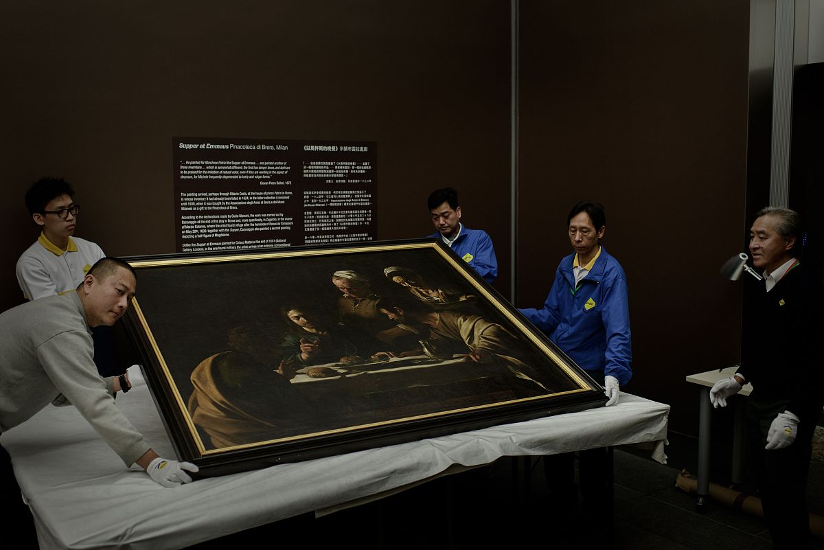 2014年3月10日,香港,《以马忤斯的晚餐》被安装在展览墙上.据悉,"光·