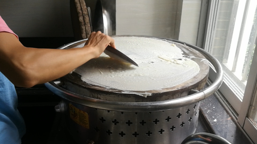 杂粮煎饼教学,阿姨这次的面糊调得不错,摊起面饼好顺手很少失误