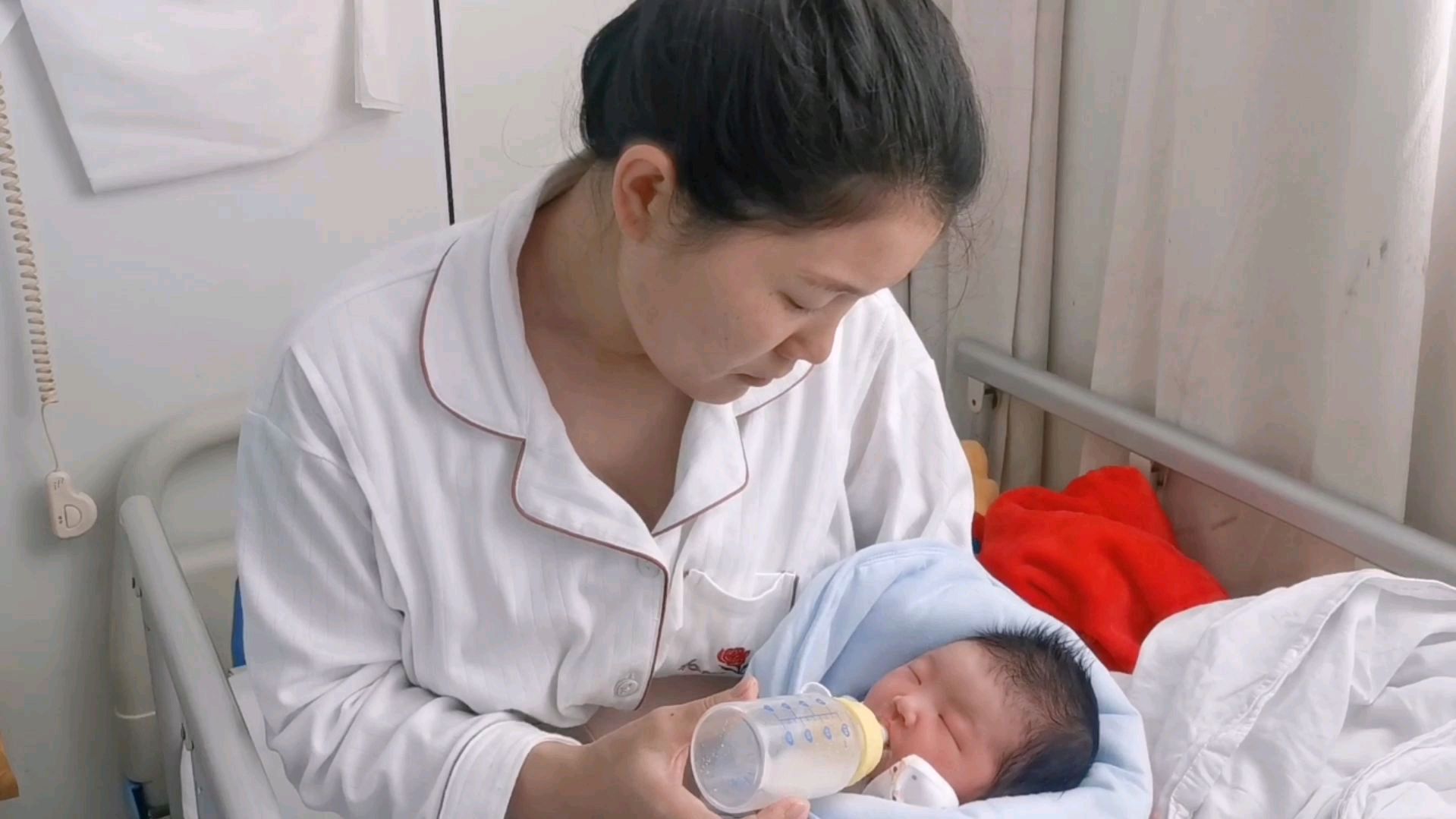 顺产第二天奶水还没下来,老公急着煲汤催奶水,使劲让老婆多吃点