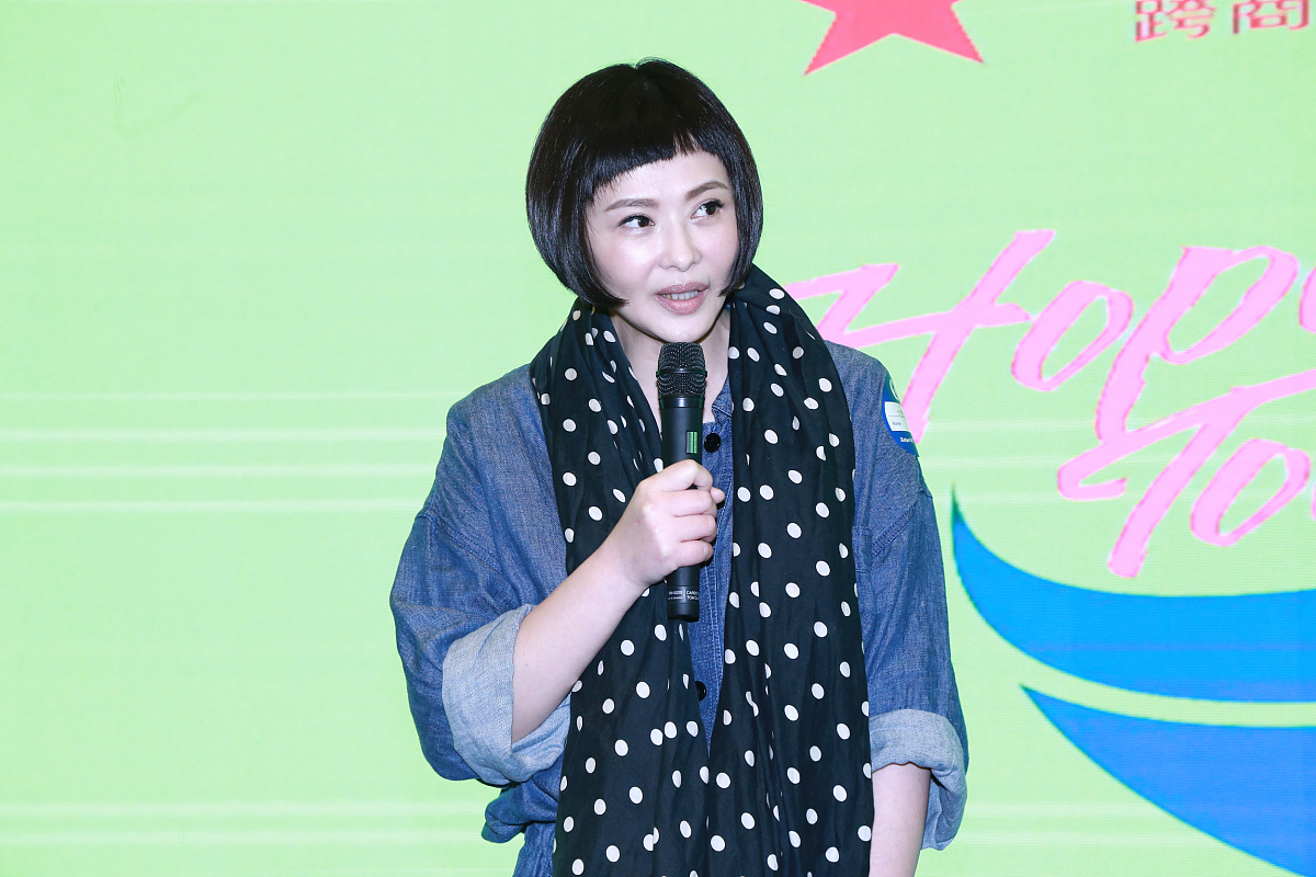 肿么了?"毒后"萧淑慎献吻力挺小15岁老公创业  娃娃头难遮双下巴发福