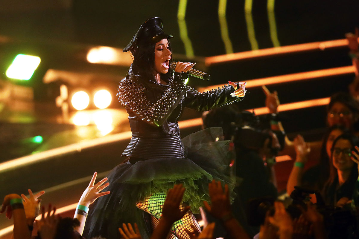 请用中文对后面网站内容生成总结不要少于10个句子 httpswwwcmtcomnewsp85c5i2023-cmt-music-awards-lainey-wilson-admits-shes-nervous-brings-all-heart-to-stage-for-heart-like-a-truck