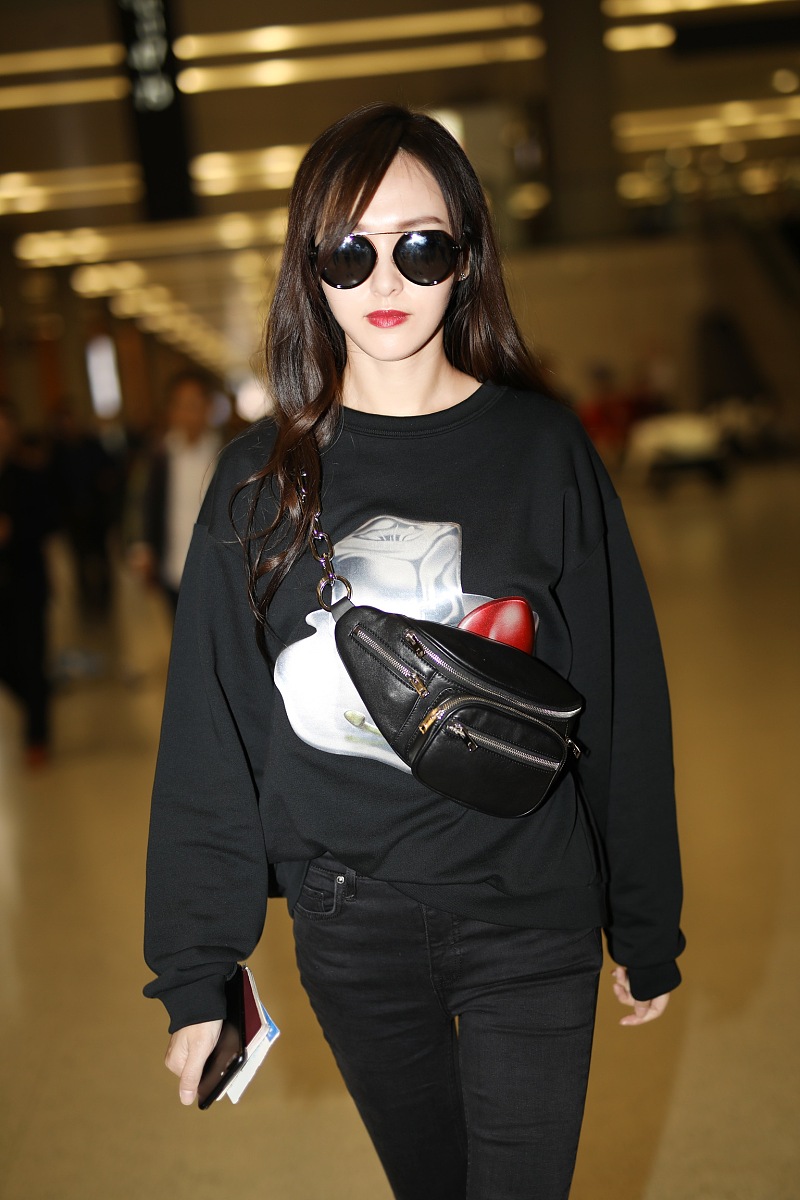 根据以下文案写一首七言绝句：世上三十五亿男人我却找不到一个男朋友。峰回路转在一次游戏中我意外撩到了一位大神。从此我每天都能磕到自己的糖了。