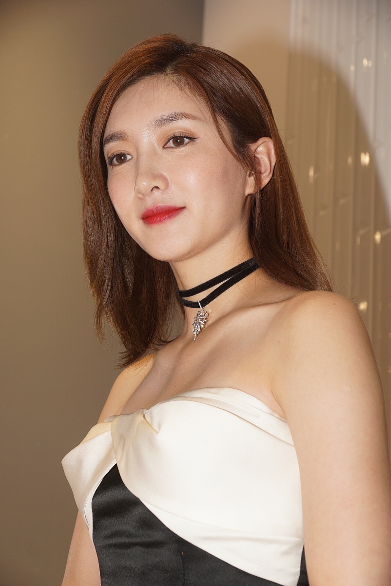 千面女神!江疏影抹胸连体裤秀香肩笑眼弯弯 双手抱胸一秒变霸气御姐