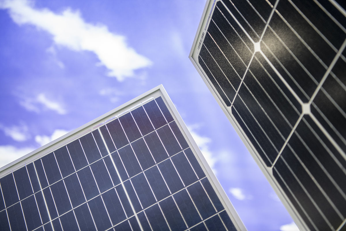 XY光伏电站项目政策风险应对600字包括：1动态跟踪电价补贴额税收优惠2深刻把握行业政策变化